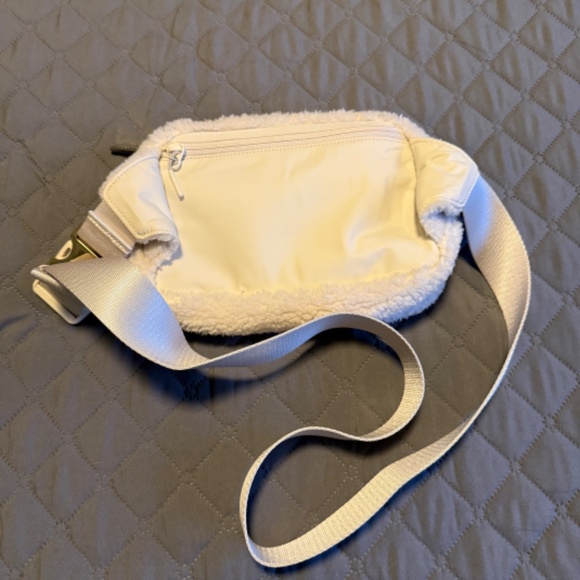 Lululemon Everywhere Belt Bag Large - White Fleece with Gold Accents - Picture 6 of 6